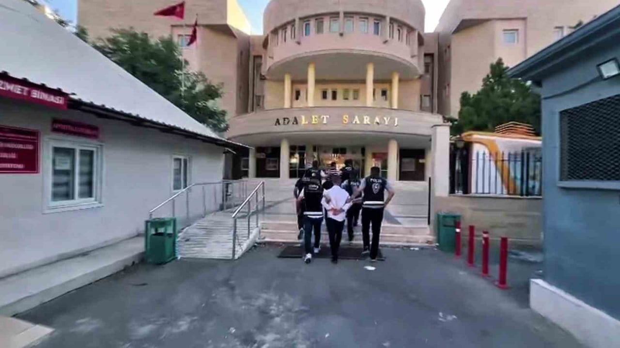 ŞANLIURFA'DA TELEFONDA KENDİLERİNİ KAMU GÖREVLİSİ OLARAK TANITARAK VATANDAŞLARI DOLANDIRMAKTAN...