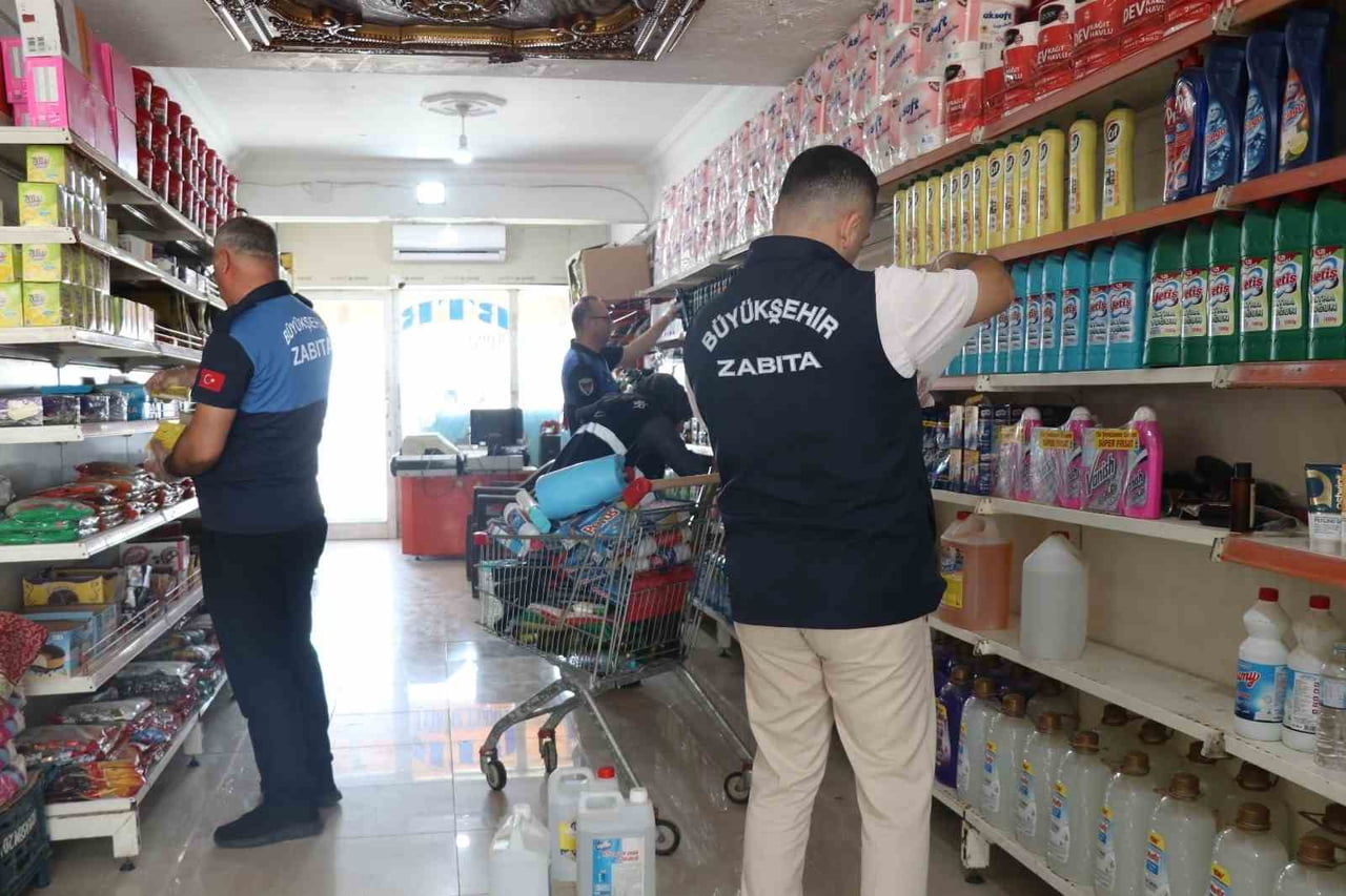 ŞANLIURFA'DA ZABITA EKİPLERİNCE MARKETLERDE YAPILAN DENETİMLERDE ÇOK SAYIDA SON KULLANMA TARİHİ...