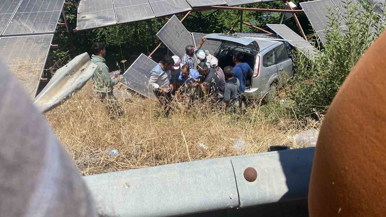 ŞANLIURFA'NIN BİRECİK İLÇESİNDE ALMANYA PLAKALI OTOMOBİLİN ŞARAMPOLE DEVRİLMESİ SONUCU 3 KİŞİ...