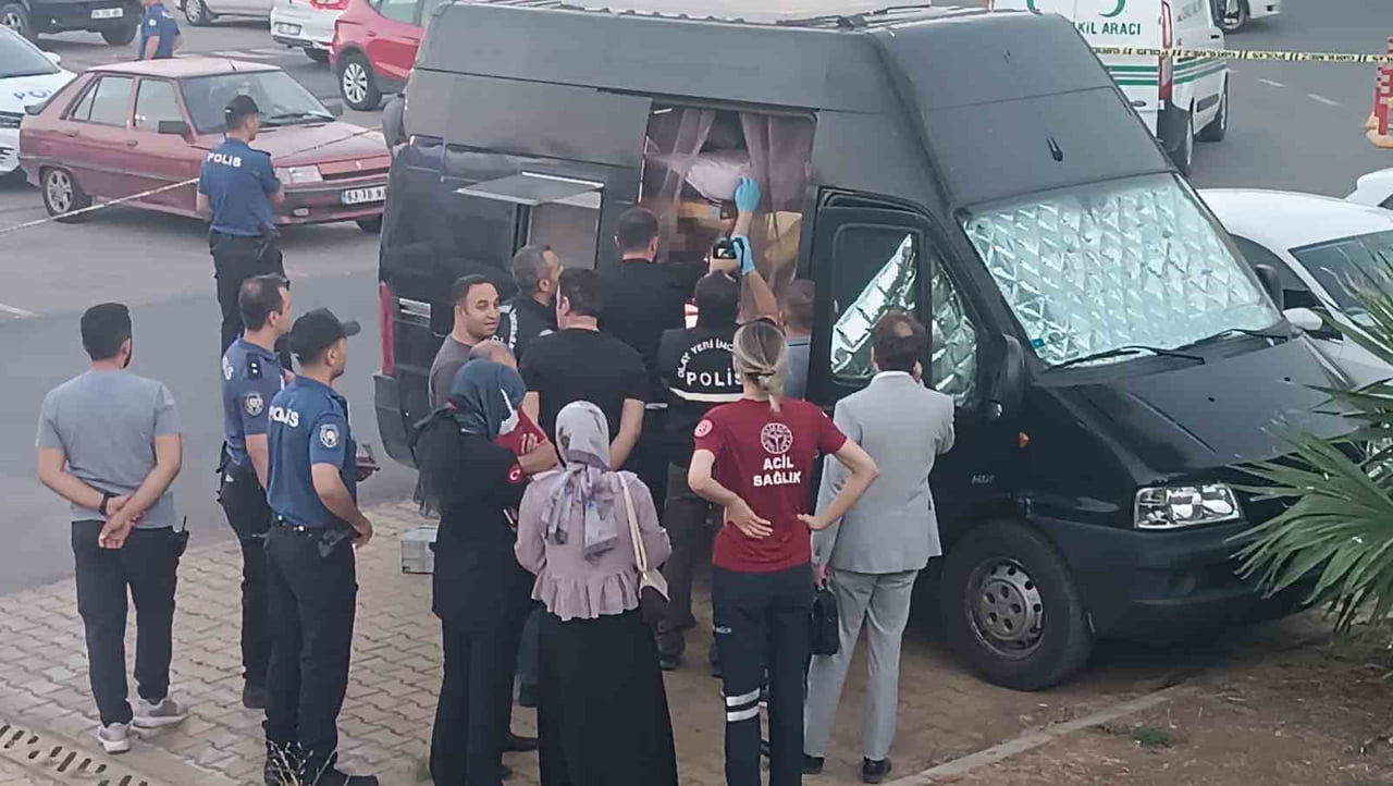 ŞANLIURFA'NIN EN BÜYÜK ALIŞVERİŞ MERKEZİ OLAN PİAZZA AVM'NİN OTOPARKINDA PARK HALİNDEKİ BİR...