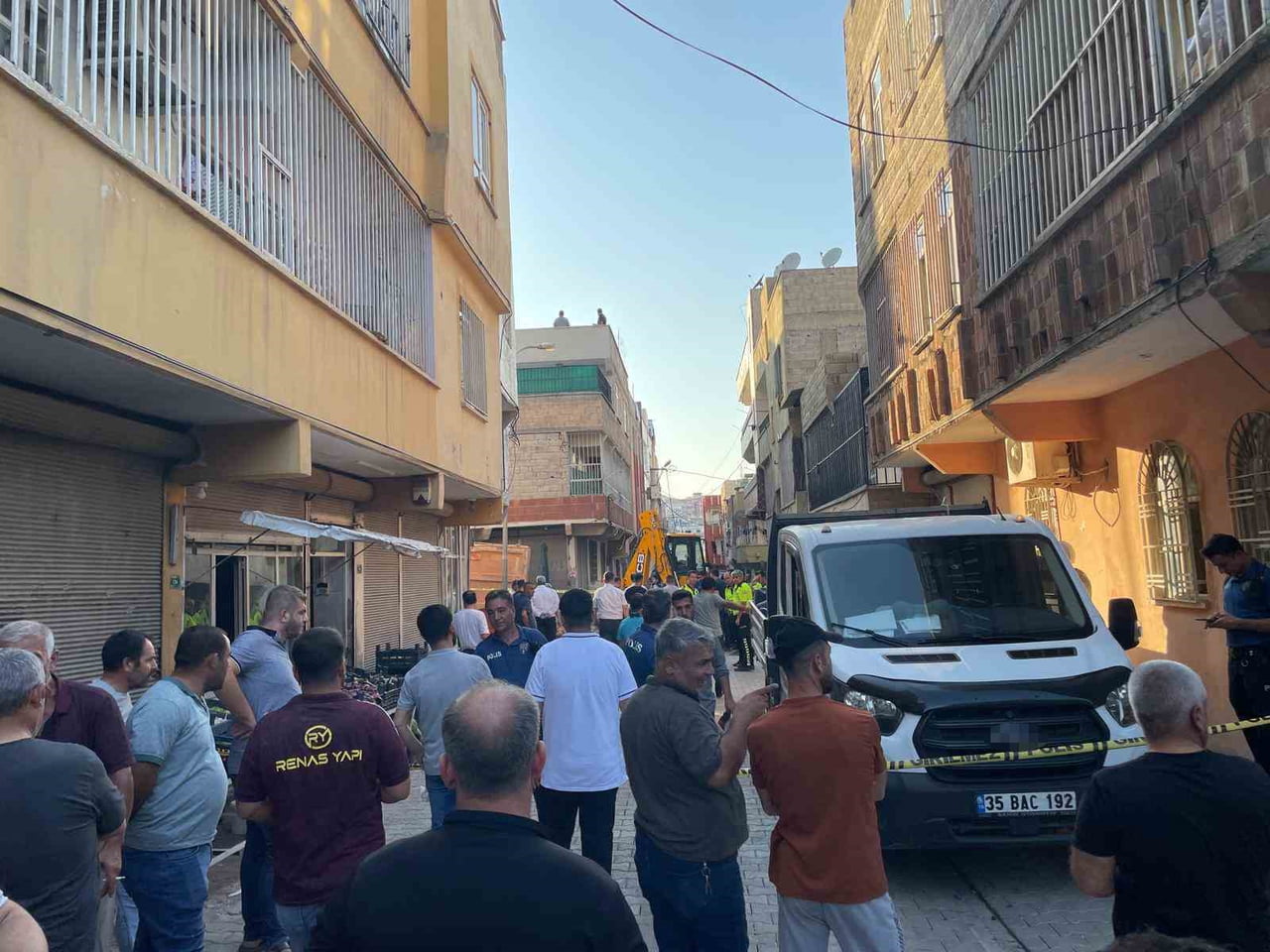 ŞANLIURFA'NIN EYYÜBİYE İLÇESİNDE ALTYAPI ALIŞMALARI SIRASINDA FRENİ BOŞALAN KAMYONUN EZDİĞİ 6...