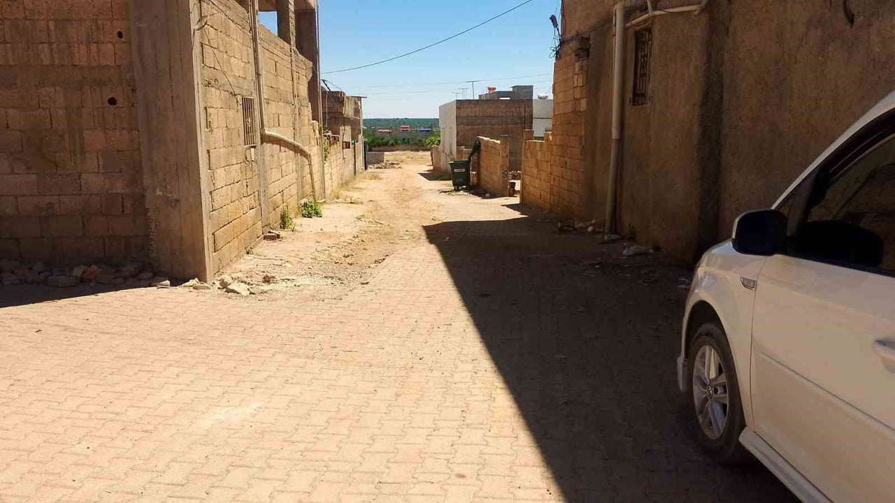 ŞANLIURFA'NIN HALFETİ İLÇESİNDE 1 BUÇUK YAŞINDAKİ ÇOCUĞU BAŞIBOŞ SOKAK KÖPEĞİNDEN KURTARAN...