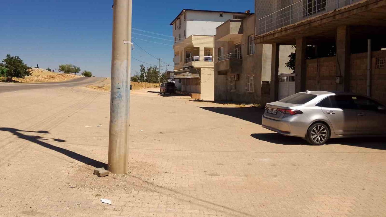 ŞANLIURFA'NIN HALFETİ İLÇESİNDE 1 BUÇUK YAŞINDAKİ ÇOCUĞU BAŞIBOŞ SOKAK KÖPEĞİNDEN KURTARAN...