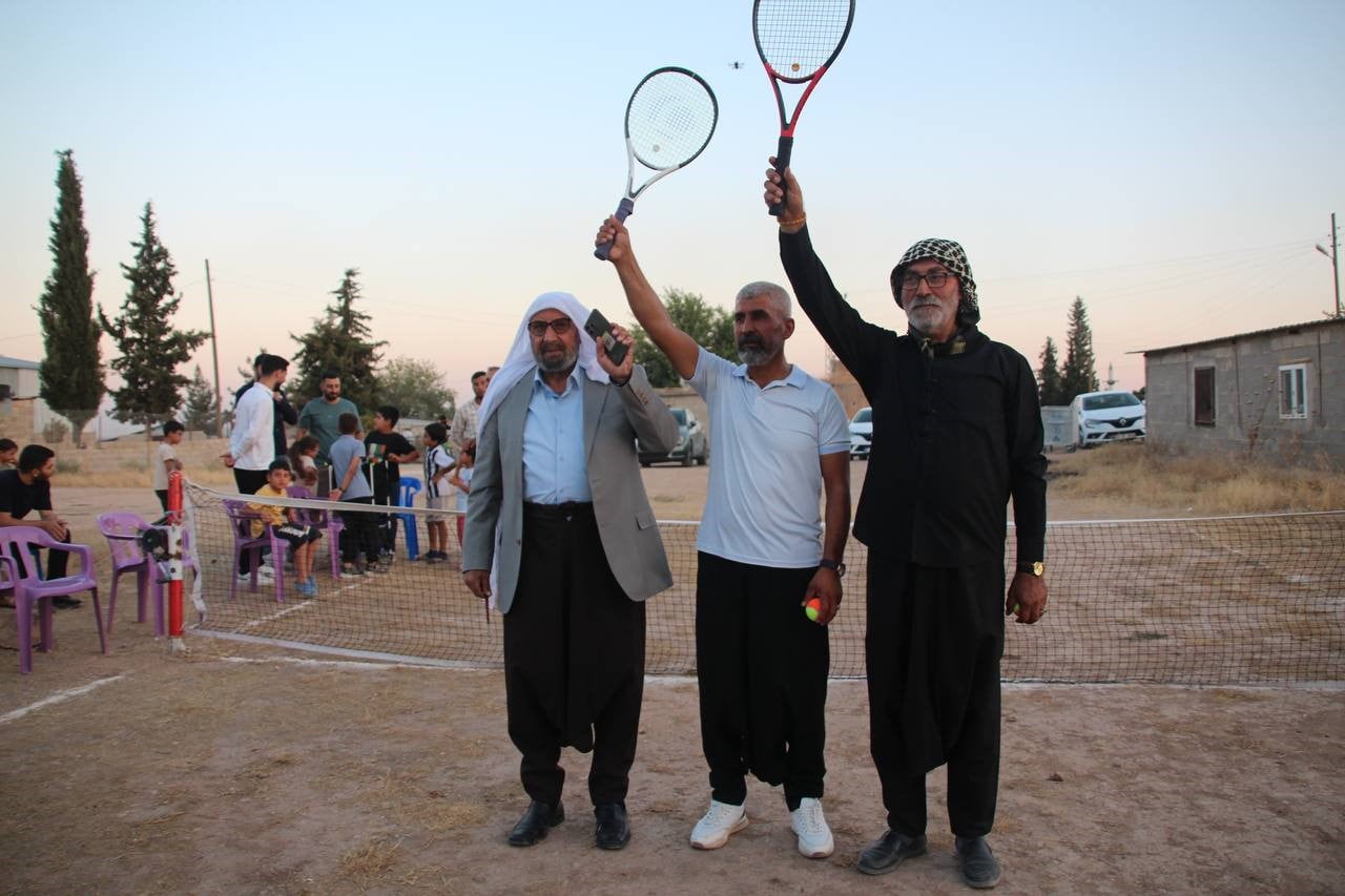 ŞANLIURFA'NIN KIRSAL BÖLGELERİNDEN YUKARI ESENCE MAHALLESİNDE VATANDAŞLAR TENİSE MERAK SALDI....