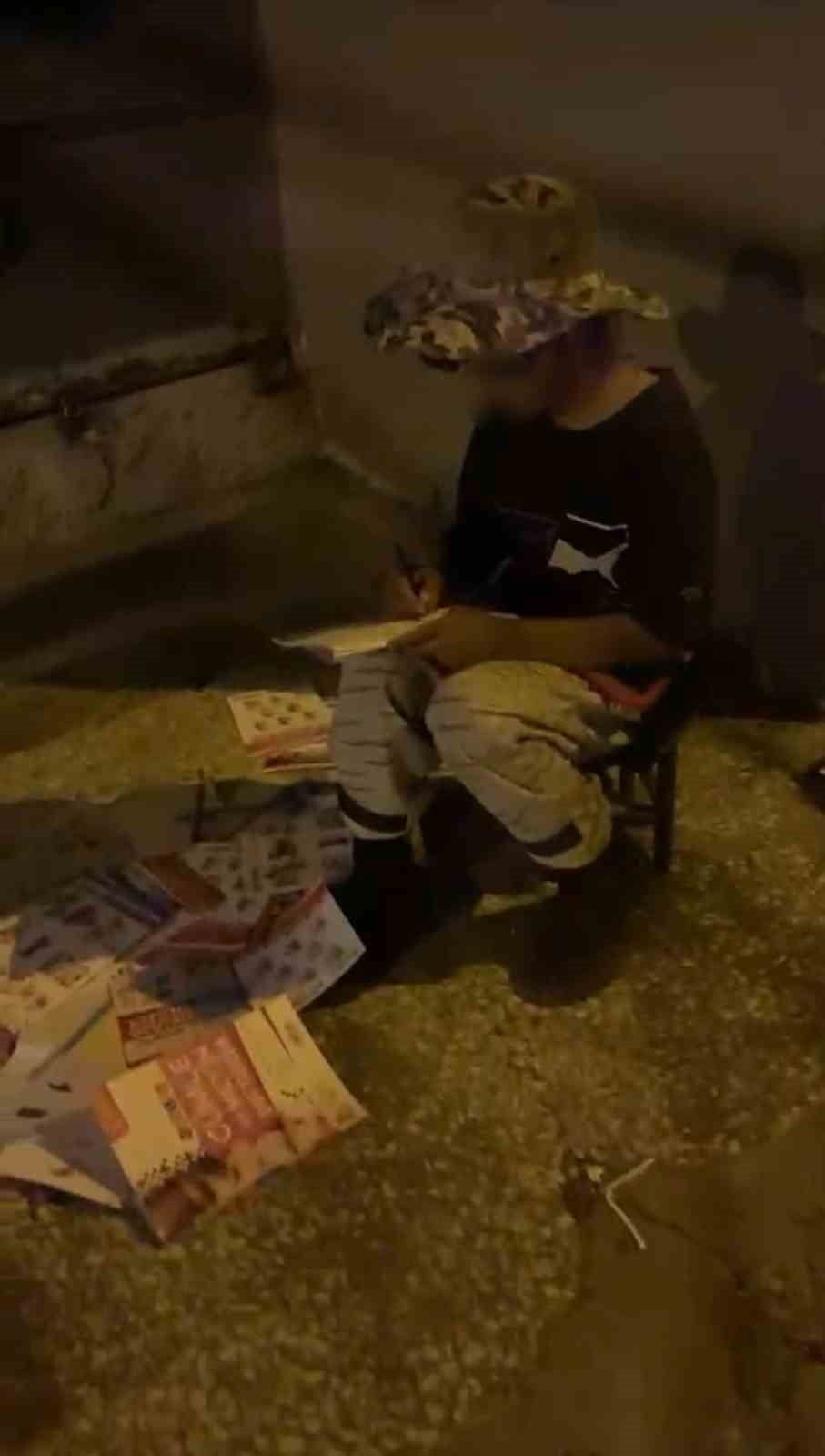 ŞANLIURFA'NIN SİVEREK İLÇESİNDE ANNESİYLE BİRLİKTE HURDA TOPLAYARAK AİLE BÜTÇESİNE KATKI SAĞLAYAN...