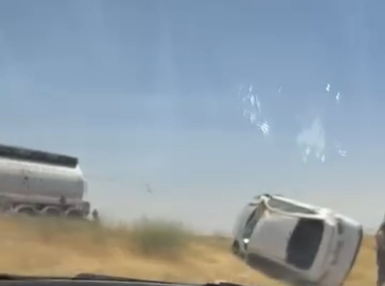 ŞANLIURFA'NIN SİVEREK İLÇESİNDE KONTROLDEN ÇIKARAK BANKETE DÜŞEN OTOMOBİLDEKİ 4 KİŞİ YARALANDI. O...