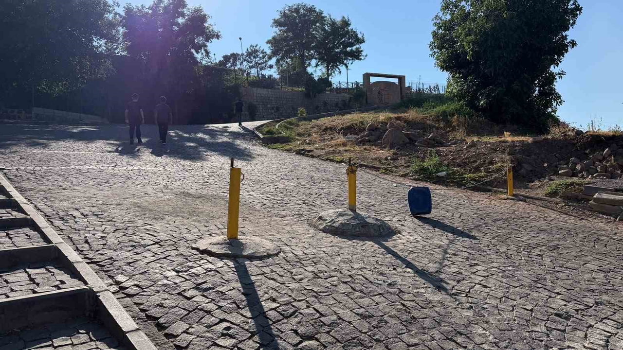 ŞANLIURFA'NIN SİVEREK İLÇESİNDE TARİHİ SİVEREK KALESİ'NE ÇIKAN YOLA ARAÇ GİRİŞİNİ ENGELLEMEK...