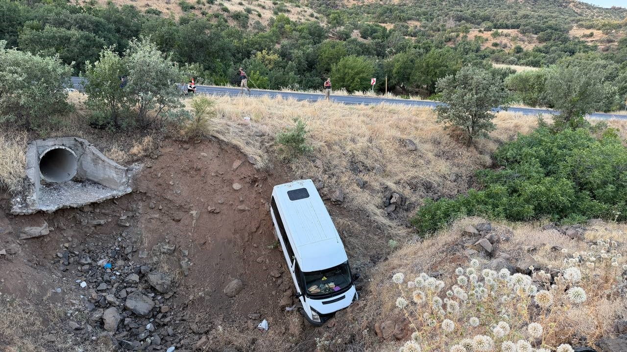ŞANLIURFA'NIN SİVEREK İLÇESİNDE TARIM İŞÇİLERİNİ TAŞIYAN MİNİBÜSÜN ŞARAMPOLE DÜŞMESİ SONUCU 4 KİŞİ...