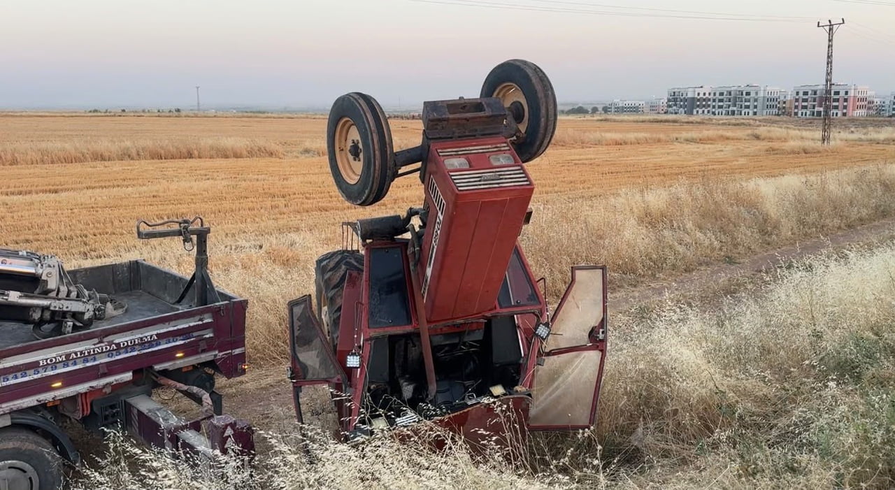ŞANLIURFA'NIN SURUÇ İLÇESİNDE KONTROLDEN ÇIKARAK ŞARAMPOLE DEVRİLDİKTEN SONRA ÖN KISMI DİK ŞEKİLDE...