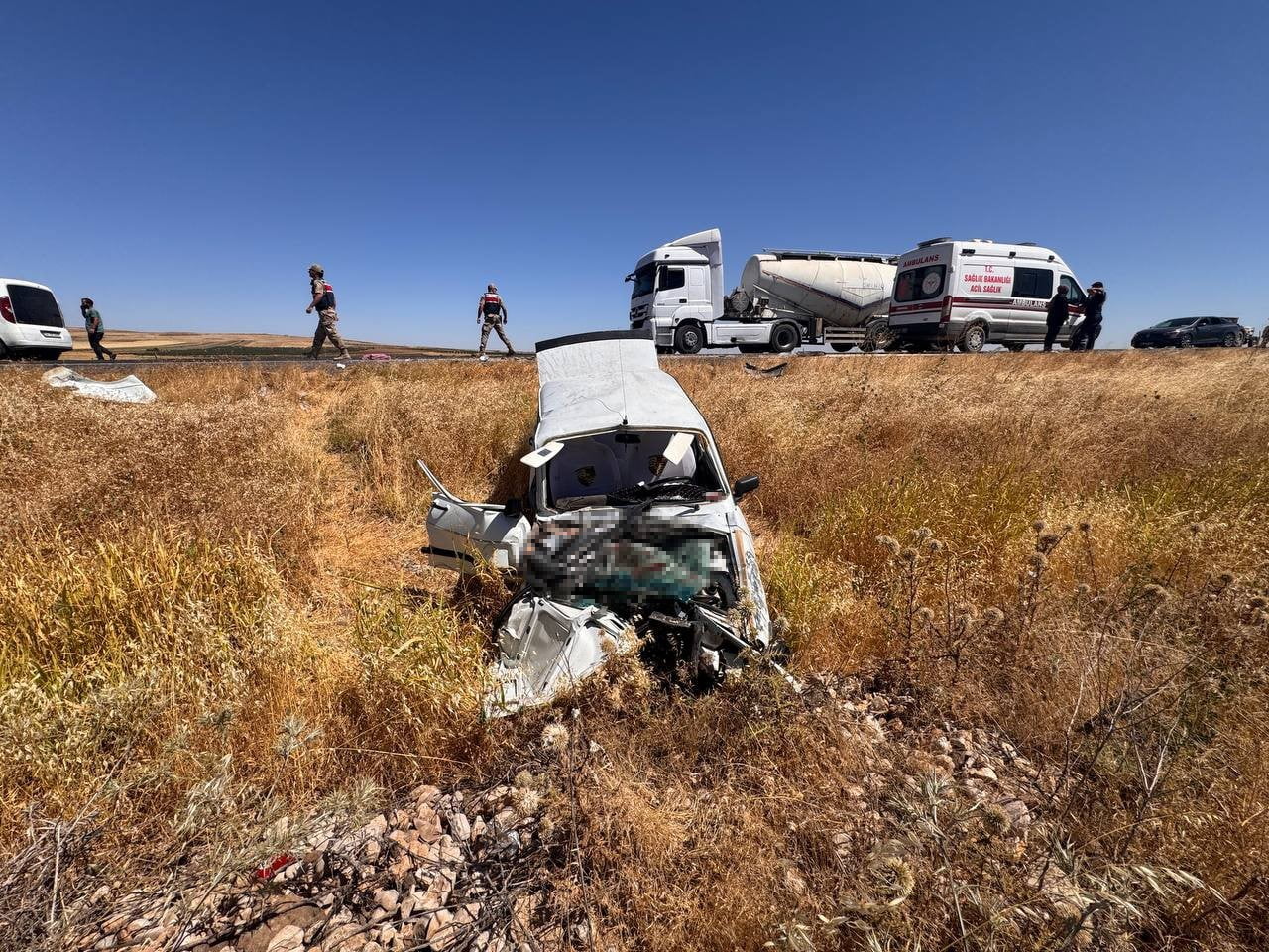ŞANLIURFA'NIN SURUÇ İLÇESİNDE OTOMOBİL İLE TRAKTÖRÜN ÇARPIŞMASI SONUCU MEYDANA GELEN TRAFİK...