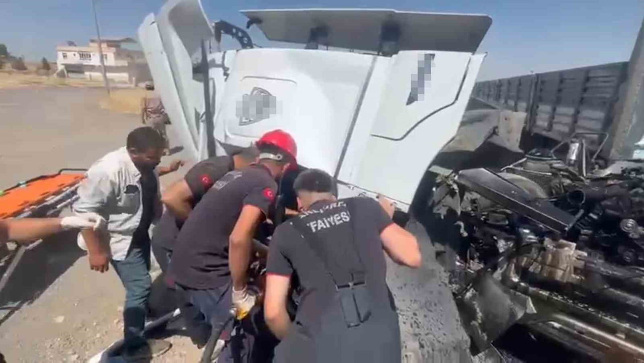 ŞANLIURFA'NIN VİRANŞEHİR İLÇESİNDE TIR İLE KAMYONUN ÇARPIŞMASI SONUCU MEYDANA GELEN TRAFİK...