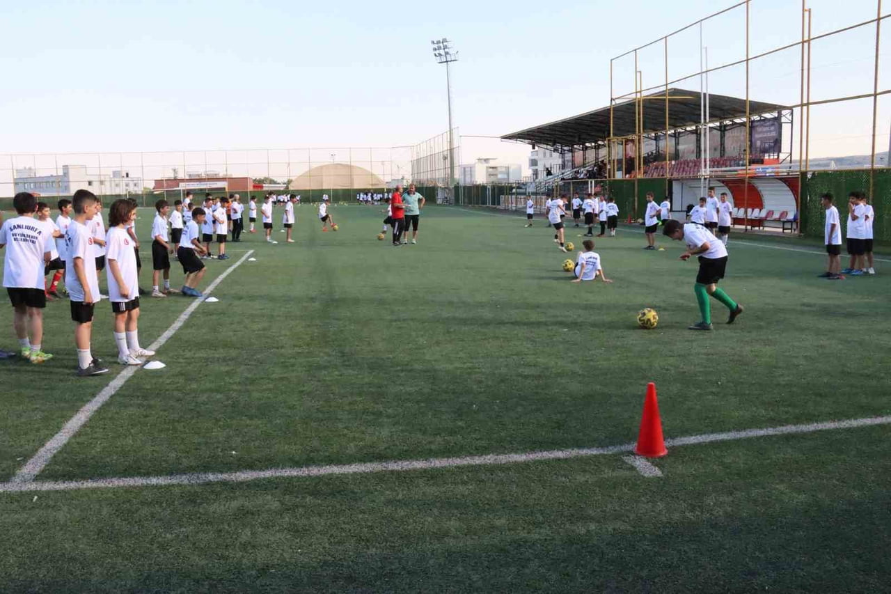 ŞANLIURFA BÜYÜKŞEHİR BELEDİYESİ BİNLERCE ÇOCUĞU FUTBOLLA BULUŞTURUYOR