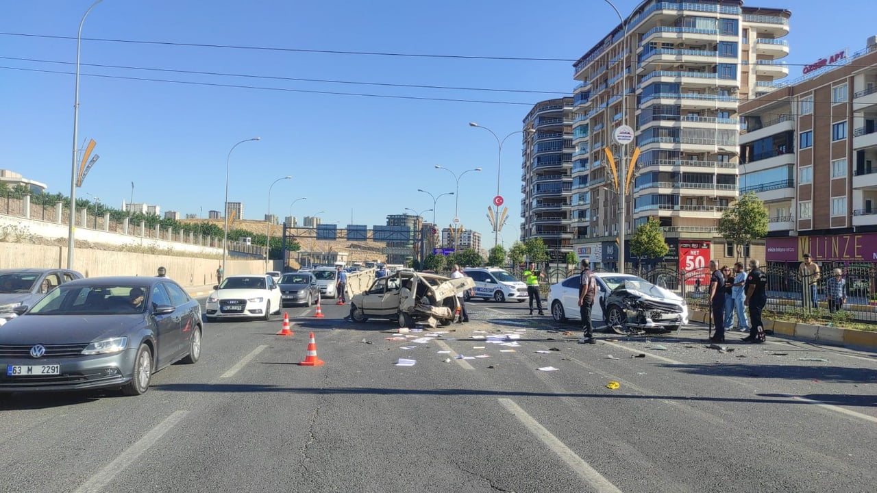 ŞANLIURFA’DA 4 ARACIN KARIŞTIĞI ZİNCİRLEME KAZADA 1 KİŞİ YARALANDI