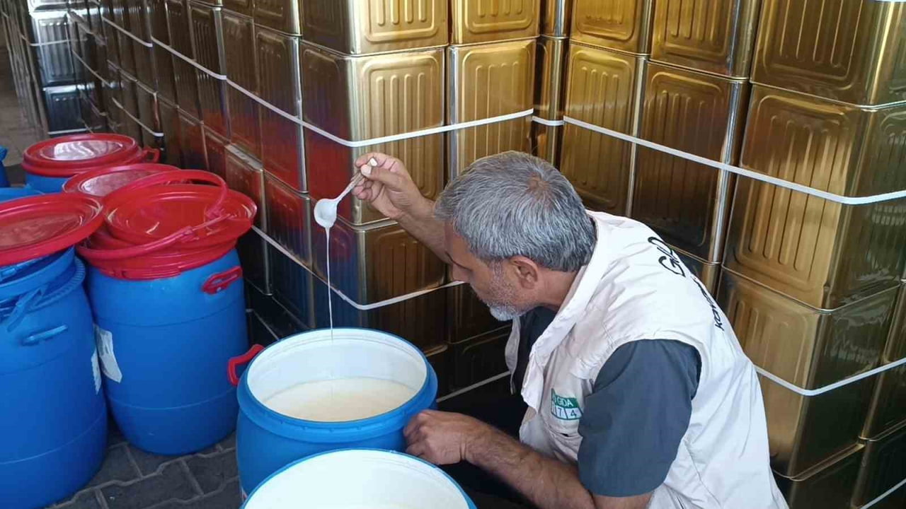 ŞANLIURFA’DA İZLENEBİLİRLİĞİ OLMAYAN 400 KİLO ŞÜPHELİ SADE YAĞ ELE GEÇİRİLDİ