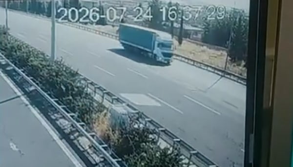 ŞANLIURFA’DA OTOBANDA TERS GİDEREK TEHLİKEYE YOL AÇAN TIR SÜRÜCÜSÜNÜN EHLİYETİNE EL KONULARAK 90...
