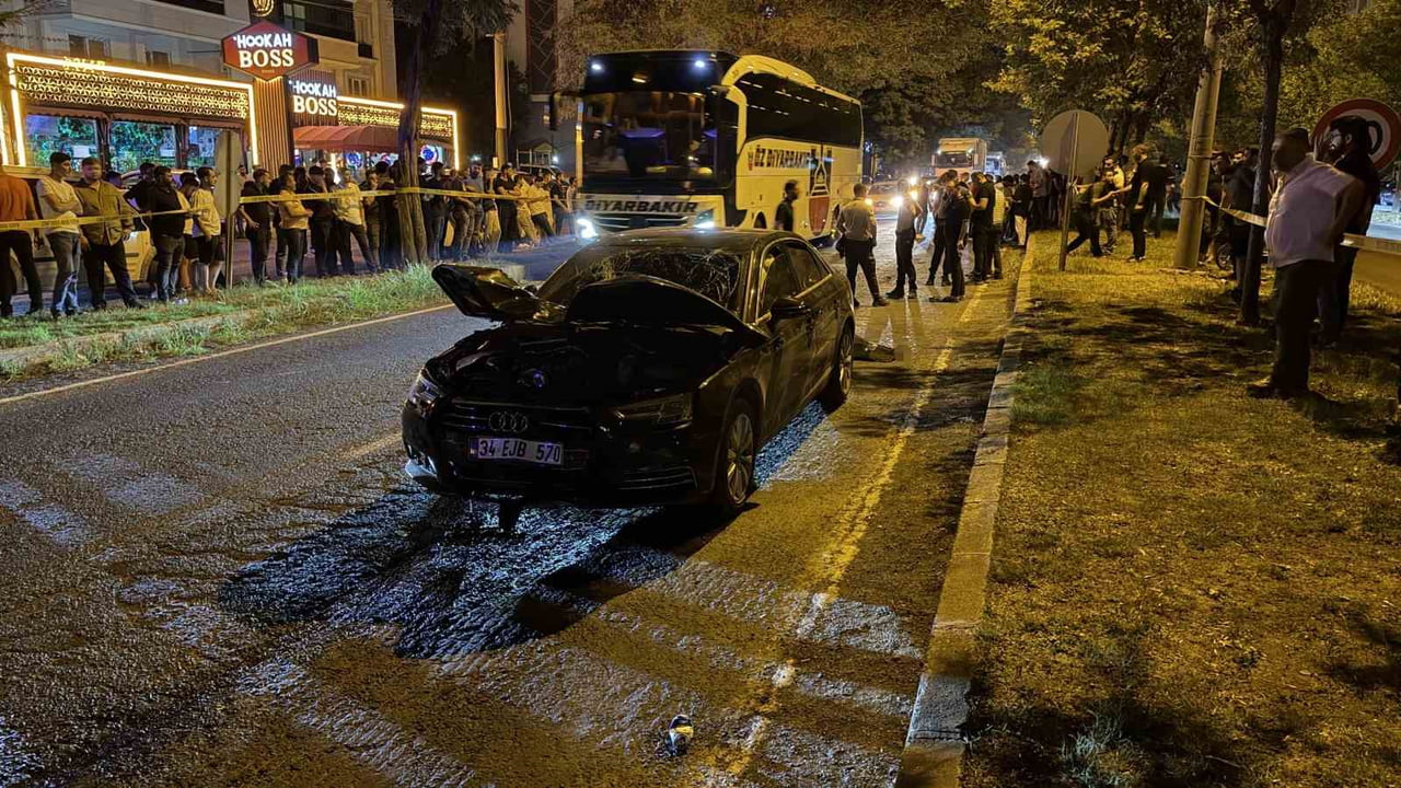ŞANLIURFA’NIN SİVEREK İLÇESİNDE YOLUN KARŞISINA GEÇMEYE ÇALIŞAN YAŞLI KADIN, OTOMOBİLİN ÇARPMASI...