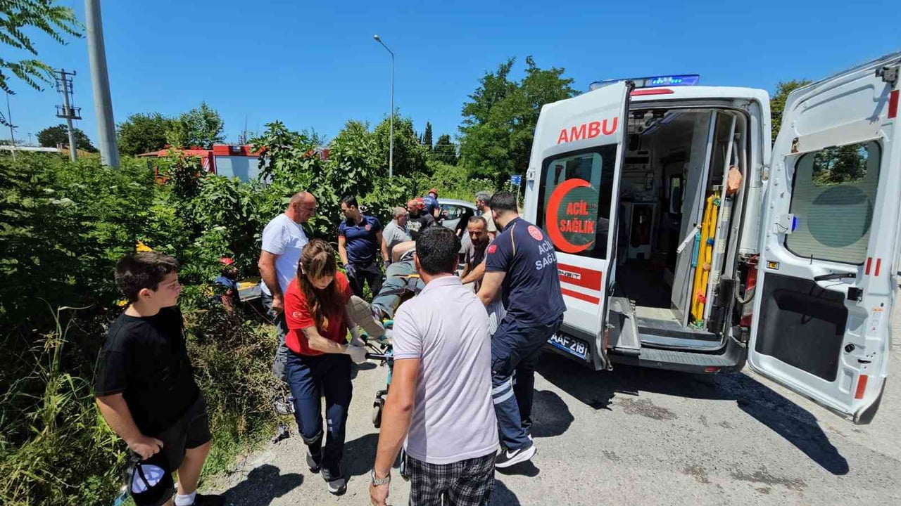 SAPANCA İLÇESİNDE OTOMOBİL İLE TİCARİ TAKSİNİN ÇARPIŞMASI SONUCU MEYDANA GELEN TRAFİK KAZASINDA 1...