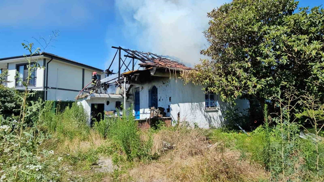 SAPANCA İLÇESİNDE TERKEDİLMİŞ HALDE BULUNAN TEK KATLI MÜSTAKİL BİR EVDE ÇIKAN YANGIN PANİĞE NEDEN...