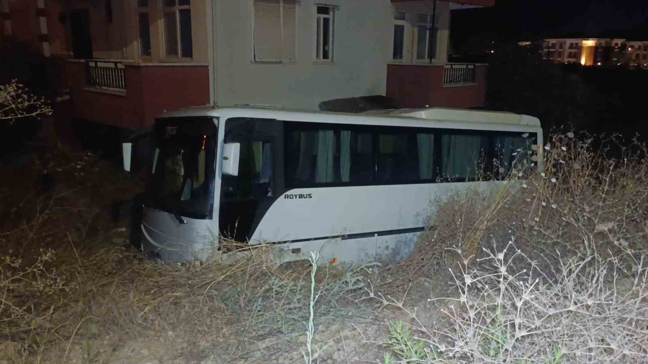 ŞARAMPOLE DÜŞEN MİDİBÜS