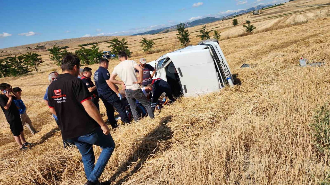 ŞARAMPOLE UÇAN ARAÇTAKİ 2 KİŞİ YARALANDI