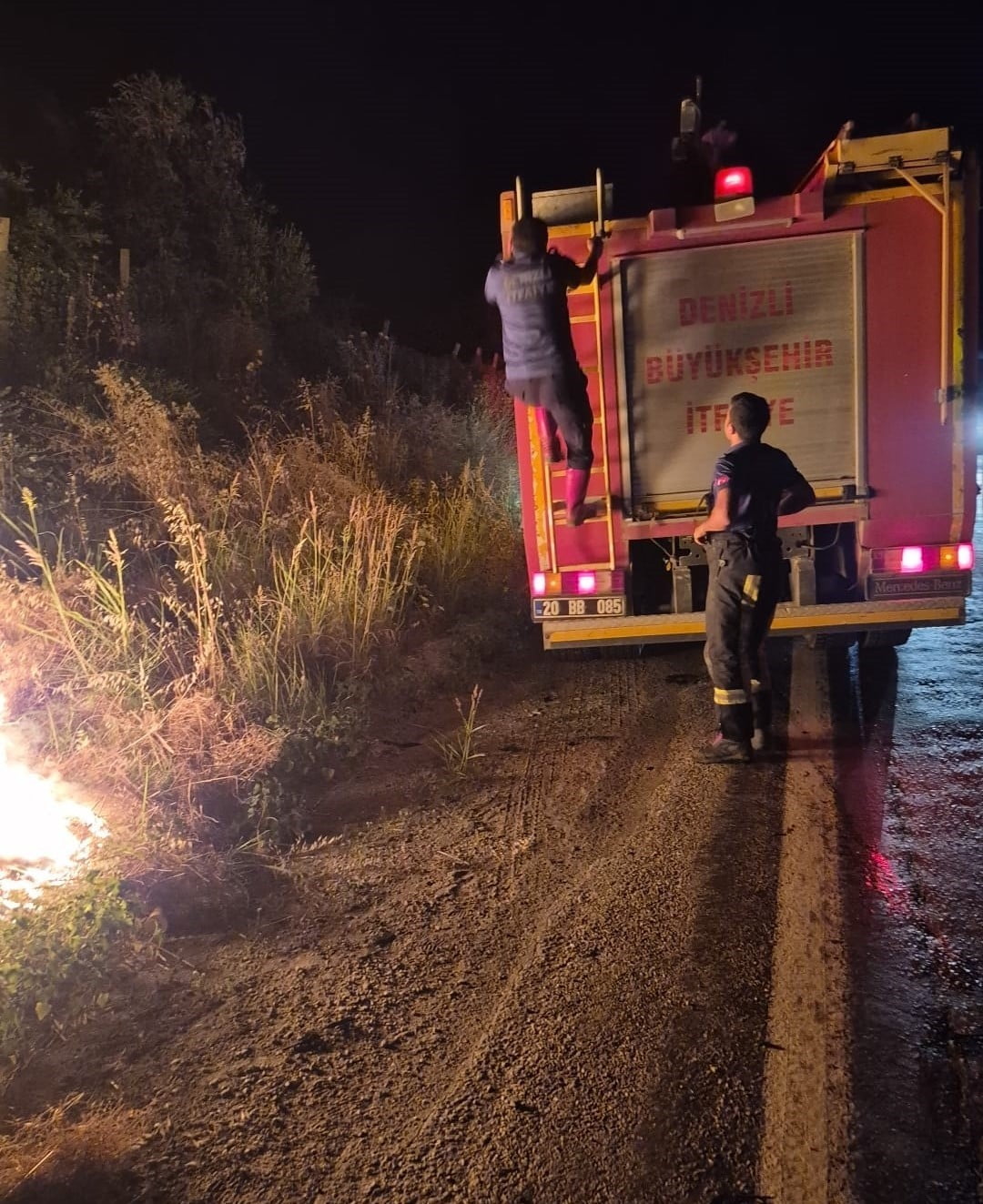 SARAYKÖY MAHALLESİ TOSUNLAR MAHALLESİ GİRİŞİNDE PATLAYAN TIR LASTİĞİNDEN SIÇRAYAN KIVILCIMLAR KURU...