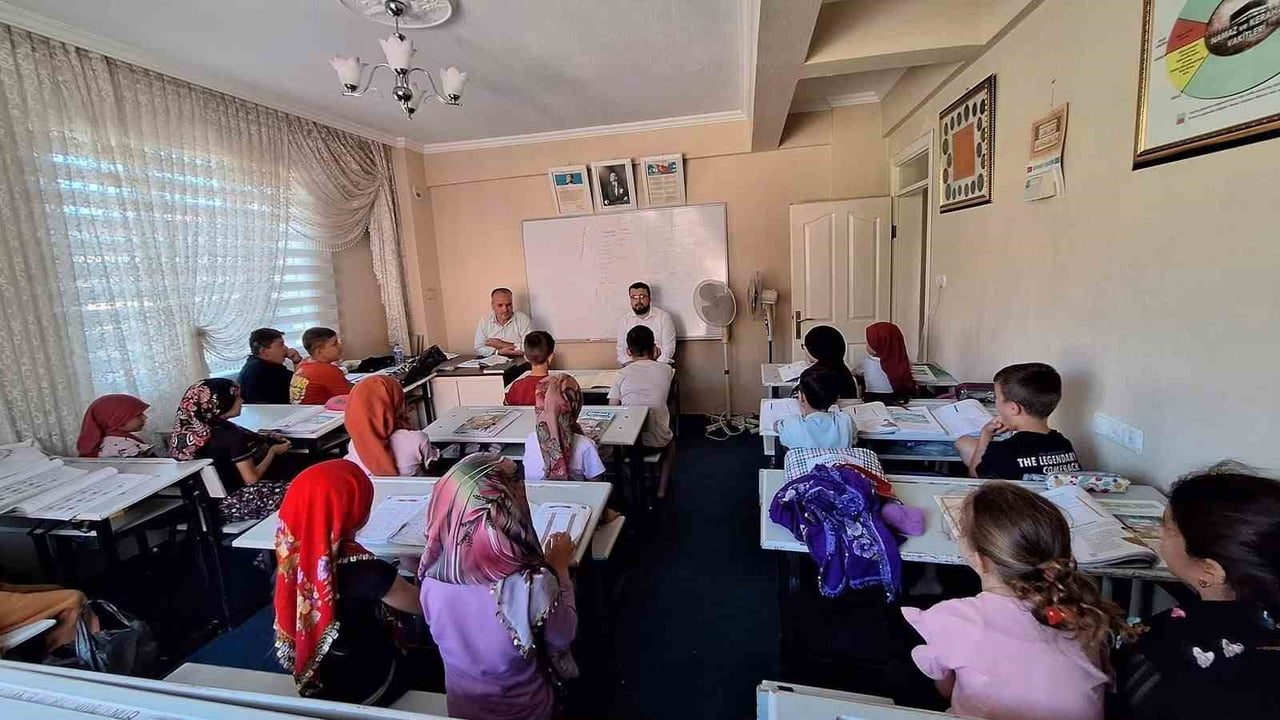 SARIGÖL İLÇE MÜFTÜSÜ METİN GÜVENİR, İLÇEDE DEVAM EDEN YAZ KUR'AN KURSLARINI ZİYARET EDEREK...