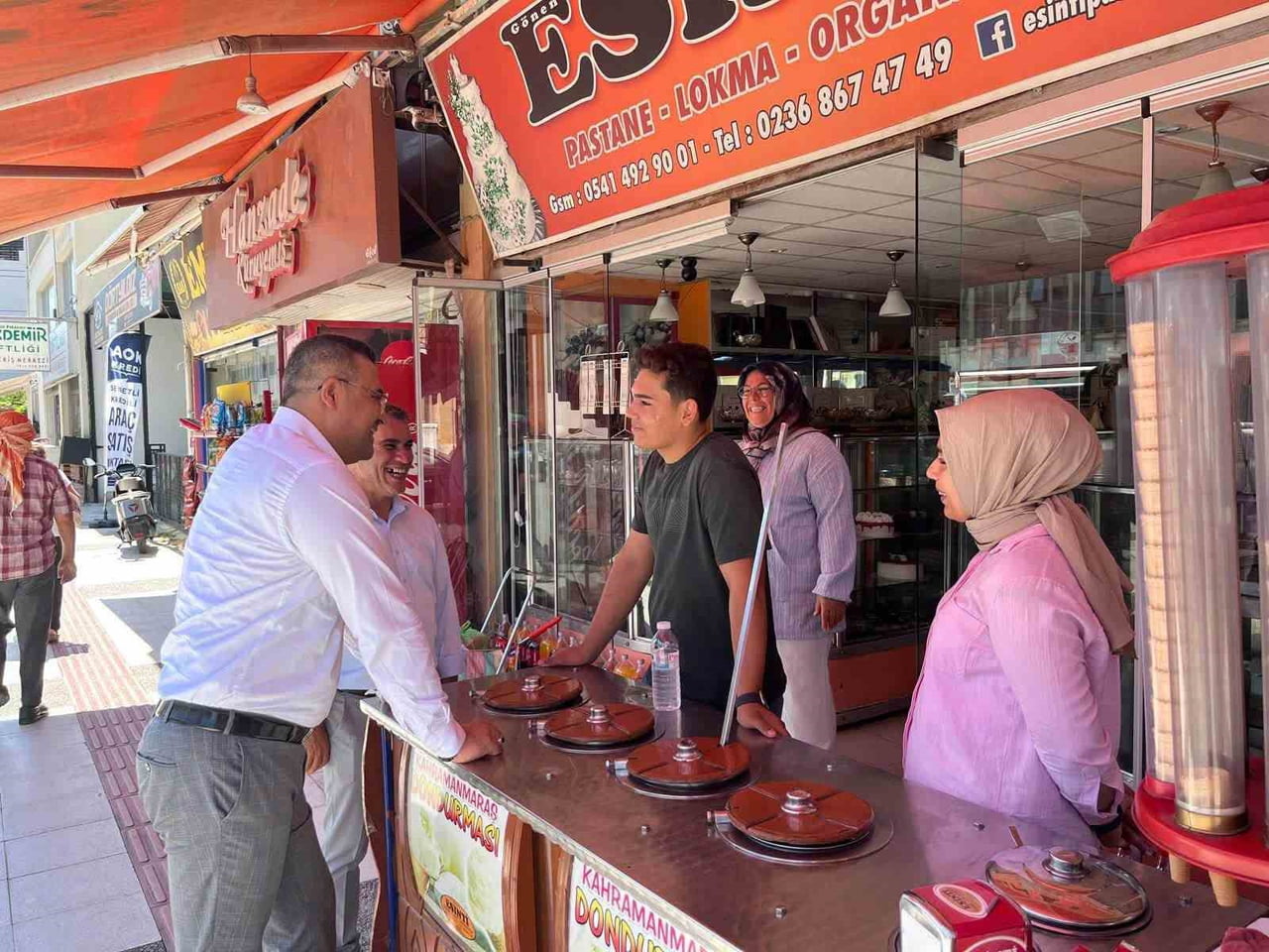 SARIGÖL KAYMAKAMI HALİL DALAK, CUMA PAZARINDA ESNAF VE VATANDAŞLARLA BİR ARAYA GELDİ. ZİYARET...
