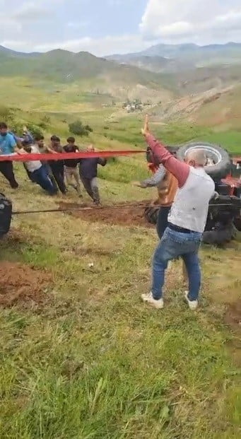 SARIKAMIŞ’TA DEVRİLEN TRAKTÖR İÇİN KÖYLÜLER SEFERBER OLDU(KARS-İHA)
