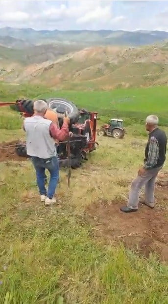 SARIKAMIŞ’TA DEVRİLEN TRAKTÖR İÇİN KÖYLÜLER SEFERBER OLDU(KARS-İHA)