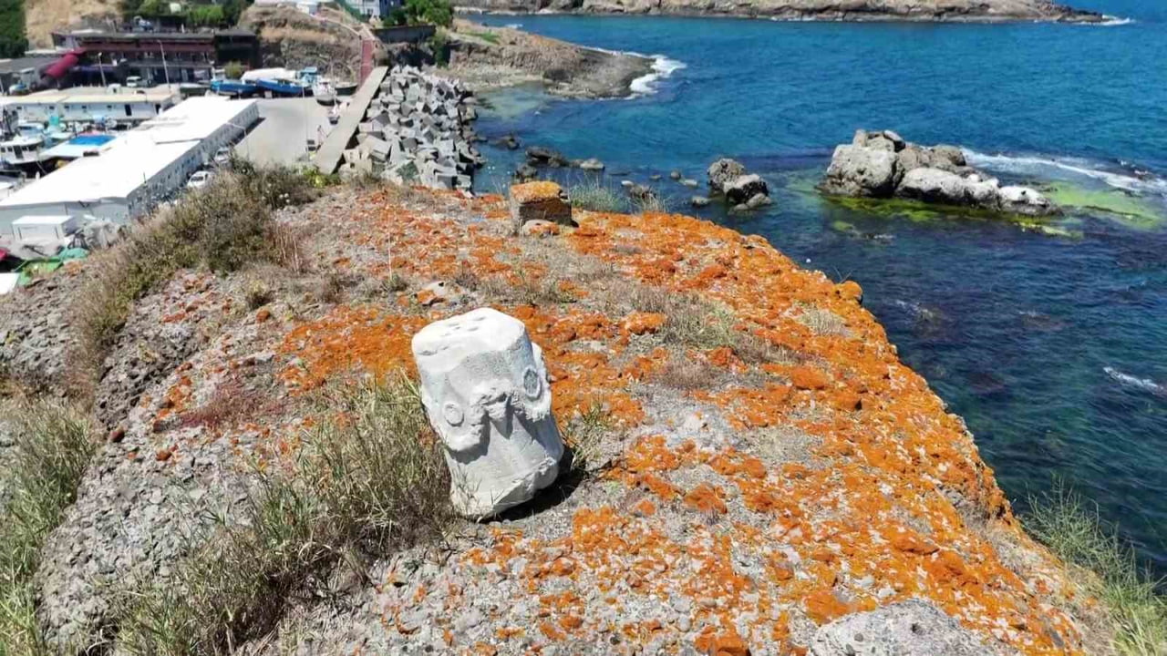 SARIYER’DE 2 BİN YILLIK POMPEİ SÜTUNU BAKIMSIZLIĞA TERK EDİLDİ