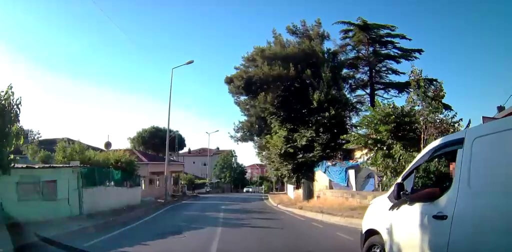 SARIYER’DE BULUNAN RUMELİ FENER YOLU'NDA HATALI SOLLAMA YAPTIĞI ÖNE SÜRÜLEN BİR SÜRÜCÜ İLE DİĞER...