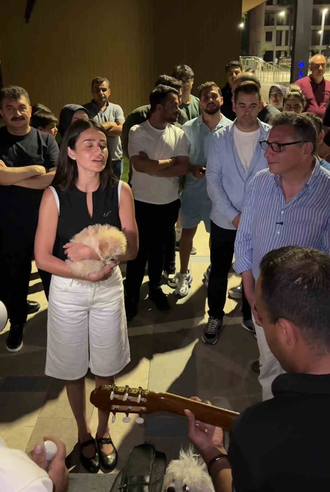 ŞARKICI ELİF BUSE DOĞAN’IN DARBUKALI, ISLIKLI MİNİ KONSERİ VATANDAŞLARIN BEĞENİSİ...