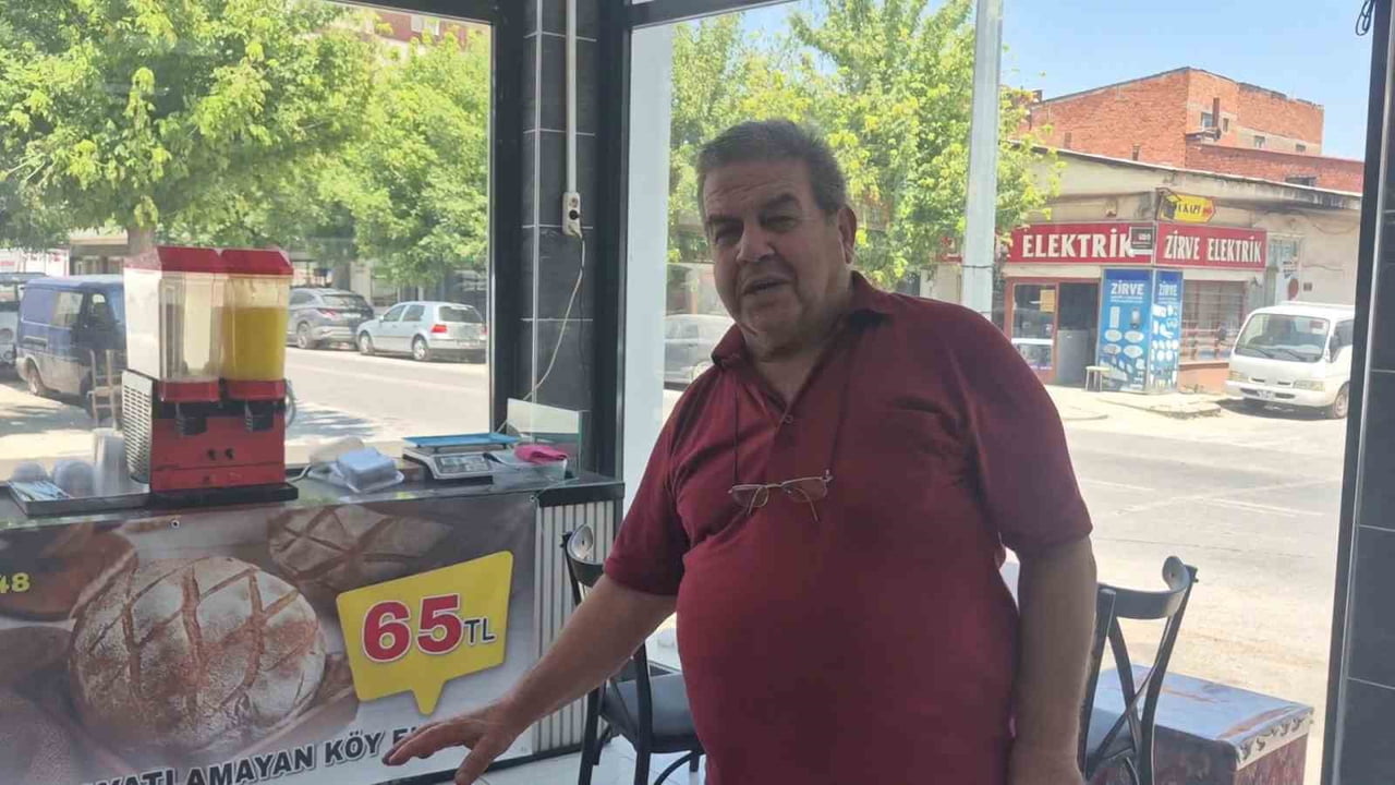 ŞAŞKINLIK YAŞAYAN İŞLETMECİ, KADININ OTURDUĞU YERİ VE ŞEKERLİĞİ ÇANTASINA SAKLADIĞI ANLARI ELİYLE...