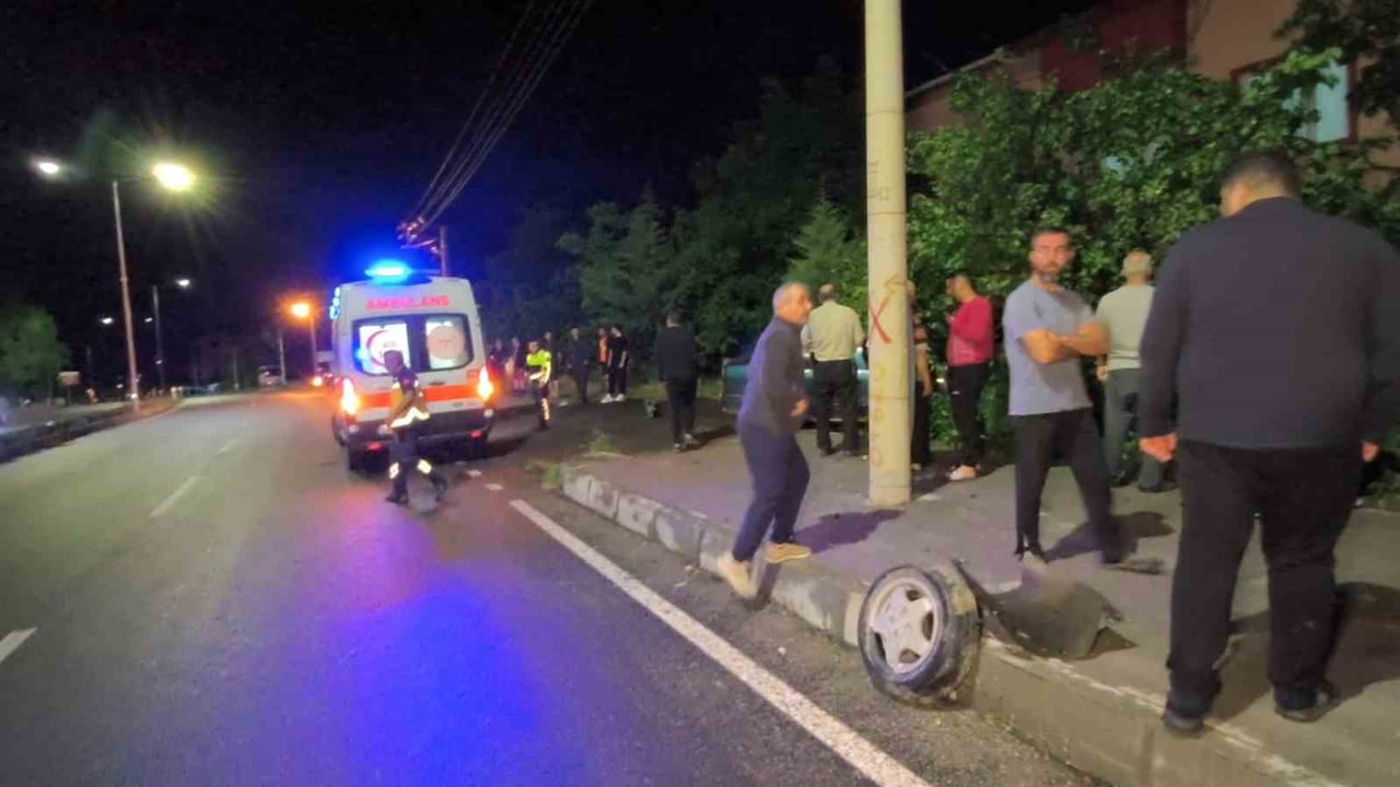 SAVRULAN ARAÇ ÖNCE KALDIRIMA ÇIKTI, ARDINDAN YOL KENARINDA BULUNAN BAHÇE ÇİTLERİNİ AŞARAK BAHÇEYE...