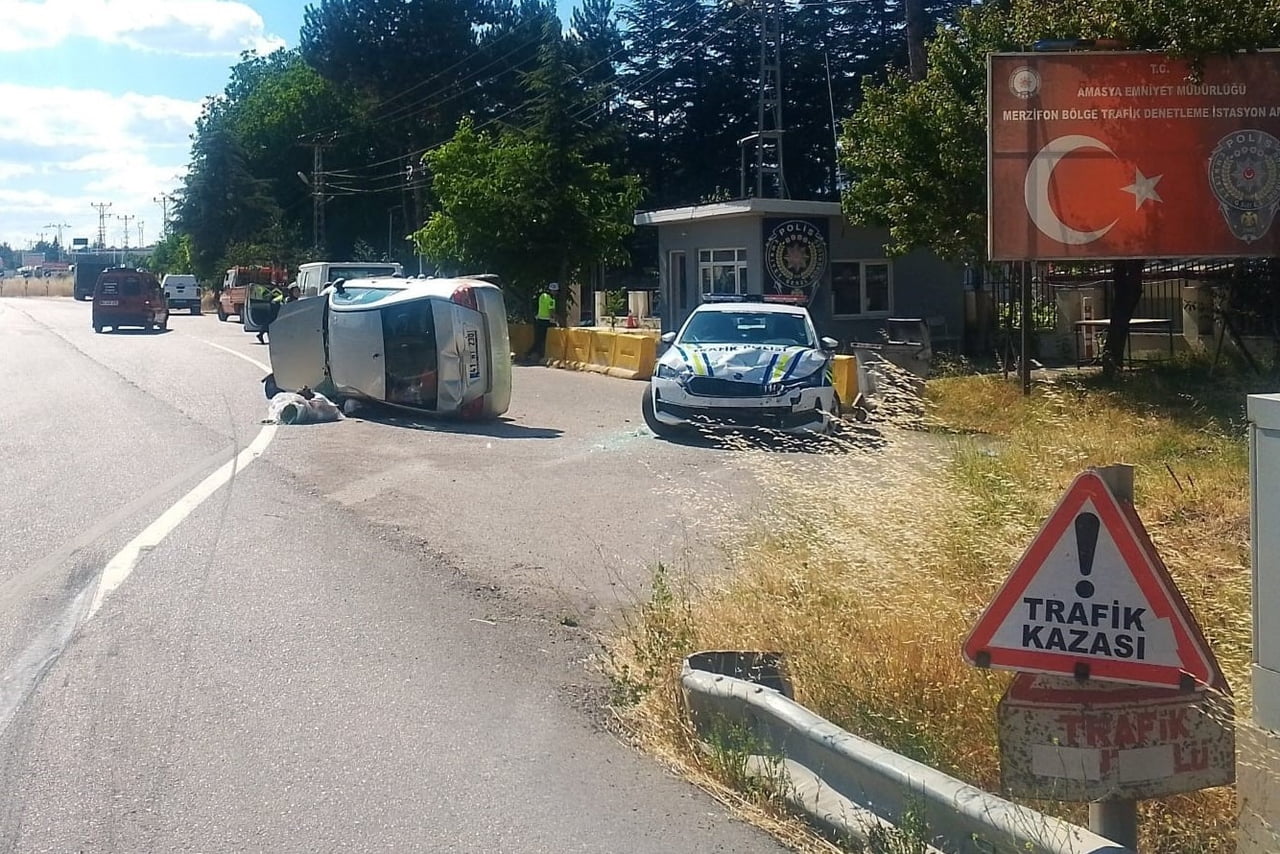 SAVRULAN OTOMOBİL TAKLA ATARAK UYGULAMA NOKTASI ÖNÜNDE PARK HALİNDE BULUNAN POLİS OTOSUNUN ÖN...
