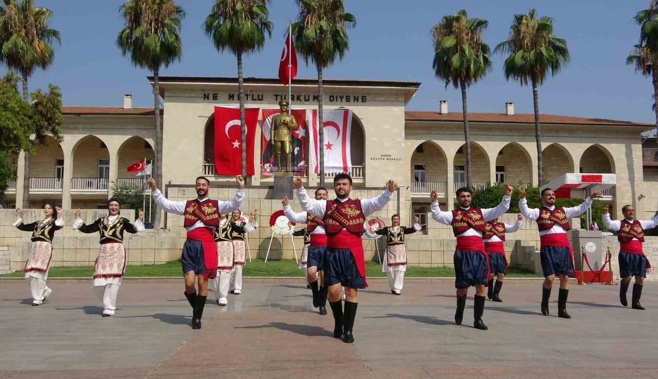 SAYGI DURUŞUNDA BULUNULMASI VE İSTİKLAL MARŞININ OKUNMASININ ARDINDAN MERSİN BÜYÜKŞEHİR BELEDİYESİ...