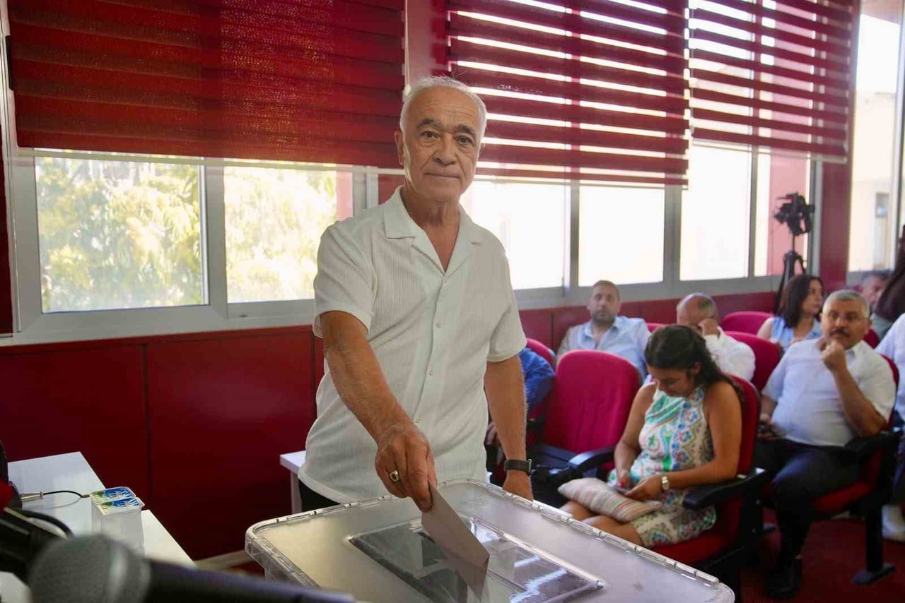 SEFERİHİSAR BELEDİYESİ'NDE CHP'NİN ADAYI FUAT GÜMÜŞ İLK TURDA 17 OY ALARAK BAŞKAN VEKİLİ...