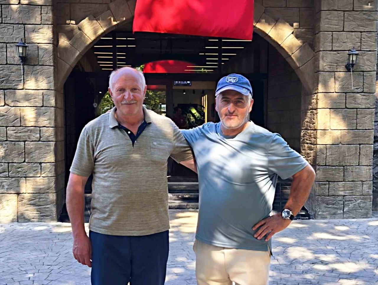 ŞEHİDİN AĞABEYİ YAŞAR KOCAKOÇ (SOLDA) SÜLEYMAN BAK (SAĞDA)