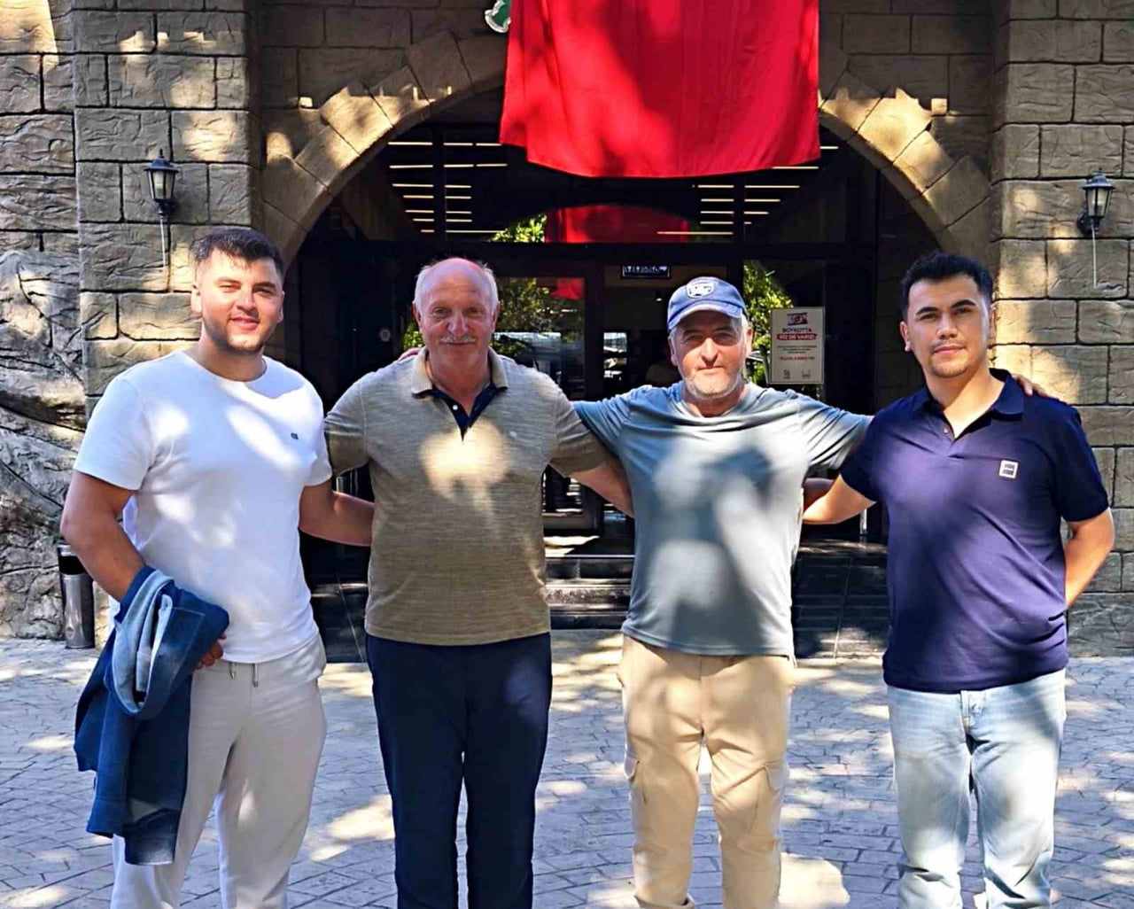 ŞEHİDİN AĞABEYİ YAŞAR KOCAKOÇ (SOLDA) SÜLEYMAN BAK (SAĞDA) BEYAZ KIYAFETLİ SÜLEYMAN BAK OĞLU, MAVİ...