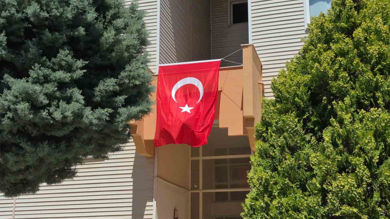 ŞEHİDİN EVİNE TÜRK BAYRAĞI ASILDI