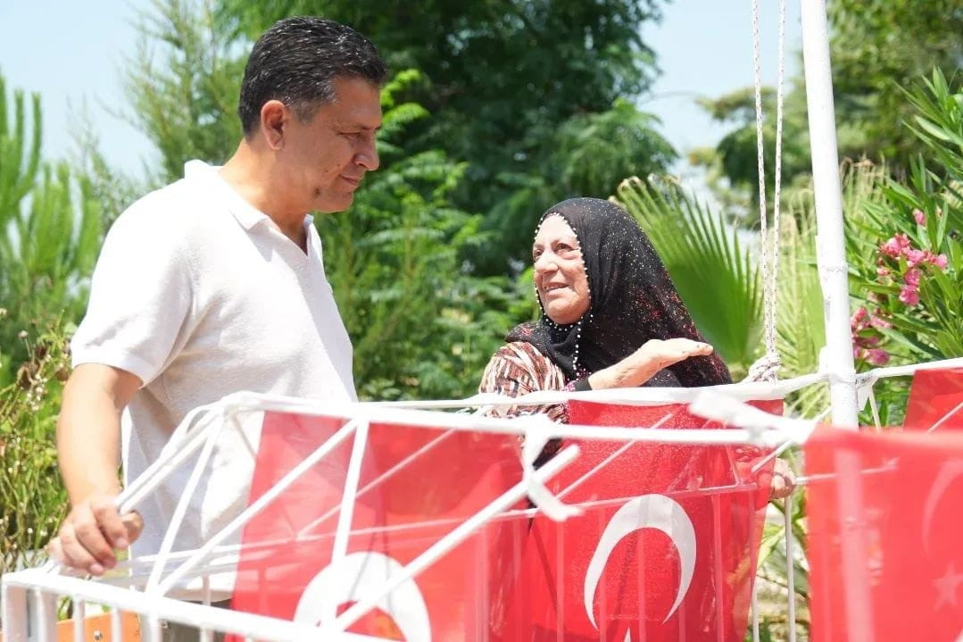 ŞEHİT ANNESİ VE NECİLE UÇAK VE KOZAN BELEDİYE BAŞKANI ŞEHİT ŞEFİK UÇAK'IN YENİLENEN BAYRAKLAR...