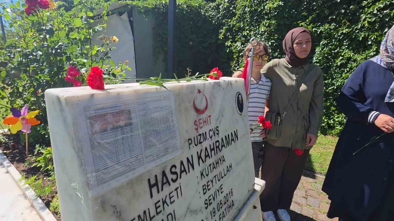 ŞEHİT BABASINA HER KARNE DÖNEMİ SÖZÜNÜ TUTUYOR, GÖKALP'İN DUYGULANDIRAN GELENEĞİ