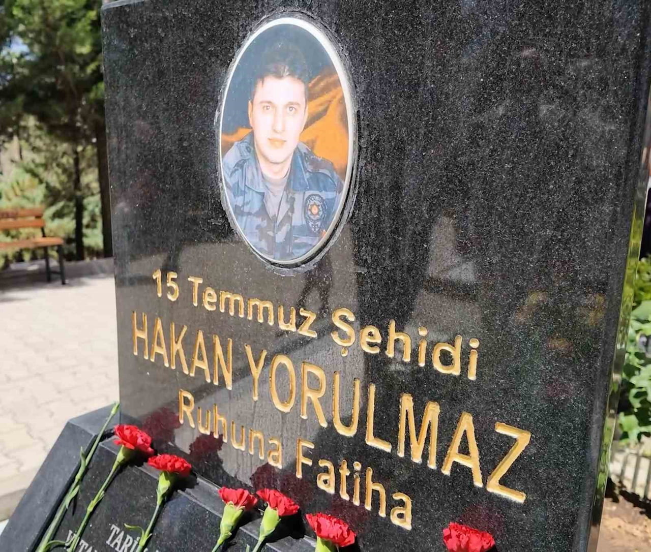 ŞEHİT HAKAN YORULMAZIN KABRİ