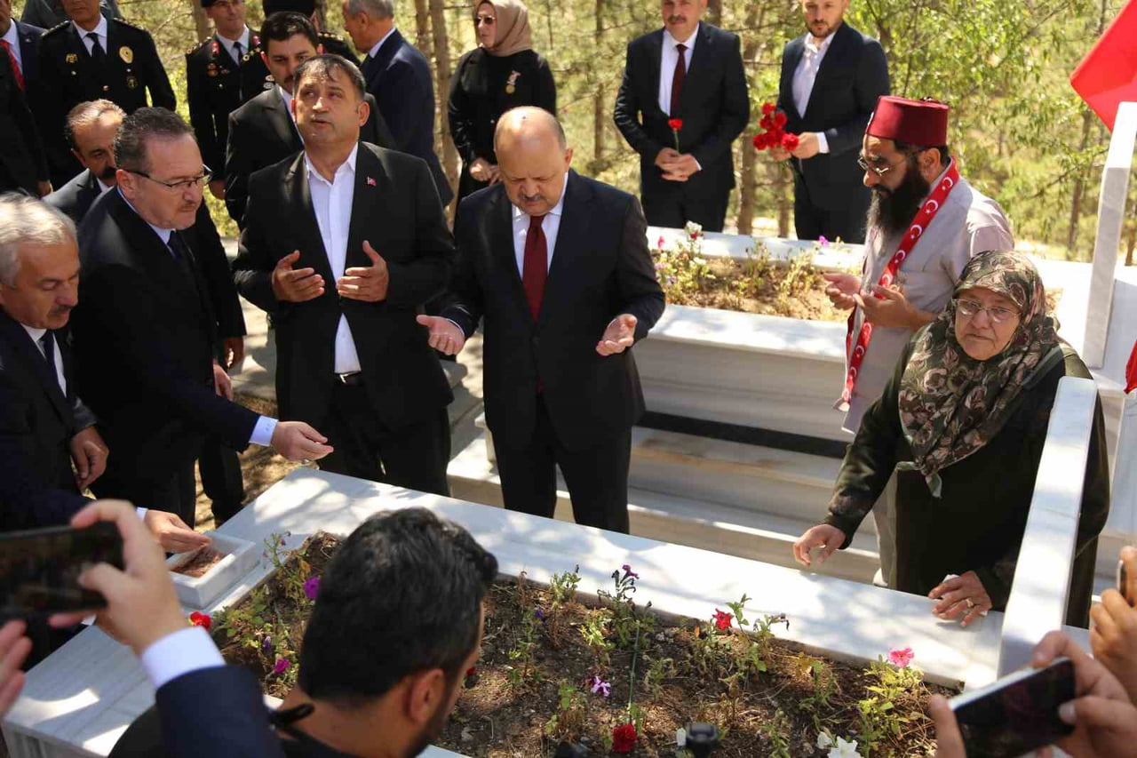 ŞEHİT KABİRLERİ BAŞINDA DUA EDİLDİ.
