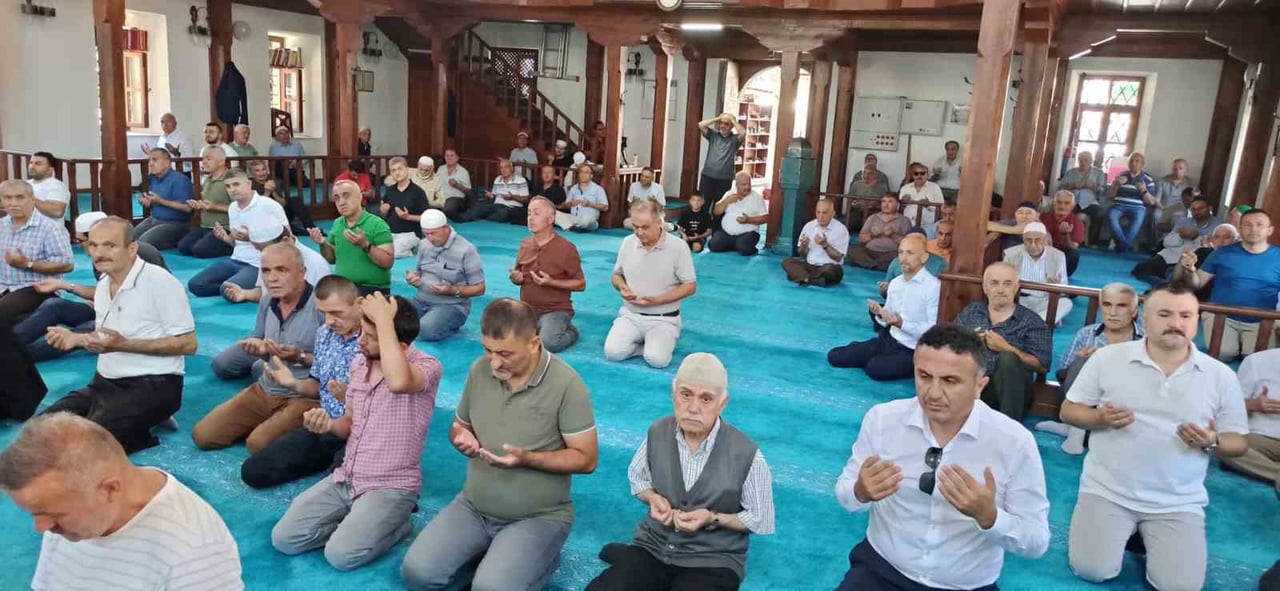 ŞEHİTLER İÇİN TÜM CAMİLERDE KUR'AN-I KERİM VE MEVLİTLER OKUNDU