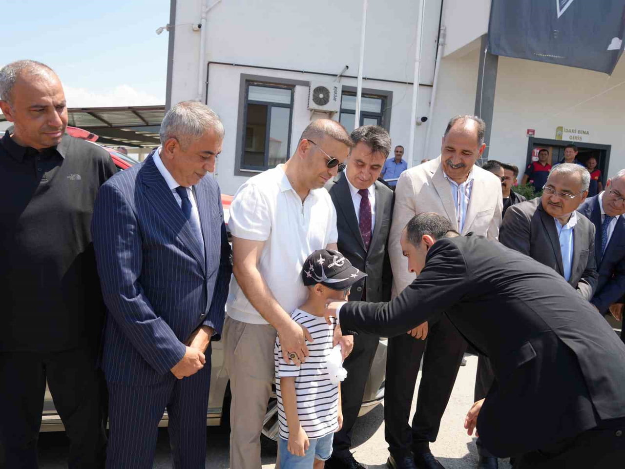 ŞEHİTLİK ZİYARETİNE IĞDIR VALİSİ MUSTAFA FIRAT TAŞOLAR, KAMU KURUM VE KURULUŞLARININ TEMSİLCİLERİ...