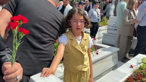 Şehitlikte duygusal an: Minik Elif hiç görmediği dayısının mezarını defalarca öptü