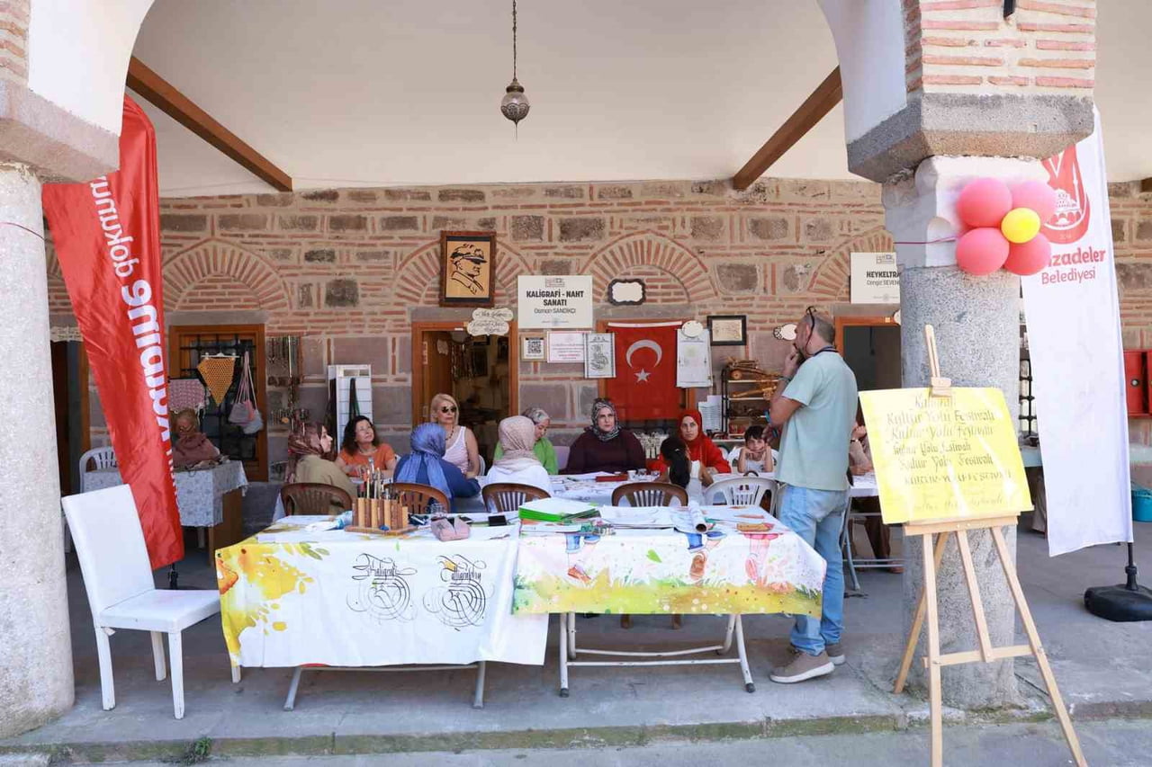 ŞEHZADELER'DEKİ TARİHİ KURŞUNLU HAN'DA DÜZENLENEN KALİGRAFİ ATÖLYESİ, SANATSEVERLERİ GELENEKSEL...