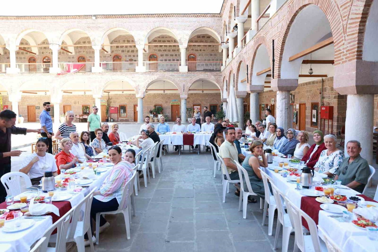 ŞEHZADELER BELEDİYE BAŞKANI HAKAN ŞİMŞEK, KURŞUNLU HAN'DA GÖREV YAPAN ATÖLYE EĞİTMENLERİYLE...