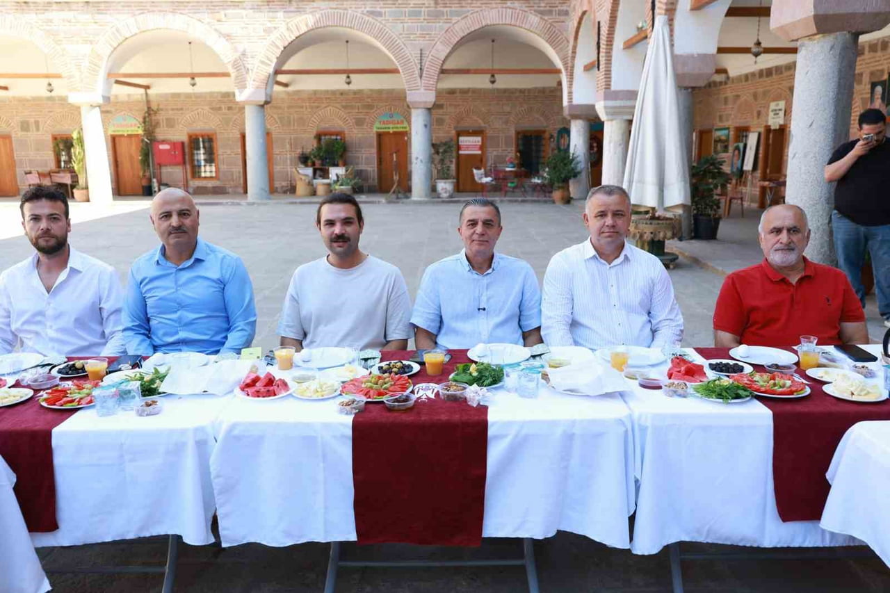 ŞEHZADELER BELEDİYE BAŞKANI HAKAN ŞİMŞEK, KURŞUNLU HAN'DA GÖREV YAPAN ATÖLYE EĞİTMENLERİYLE...